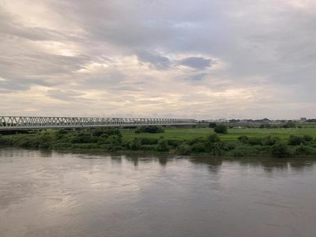夕方の利根川と千葉県我孫子市 夕方の利根川と千葉県我孫子市 常磐線,鉄道,鉄橋の写真素材
