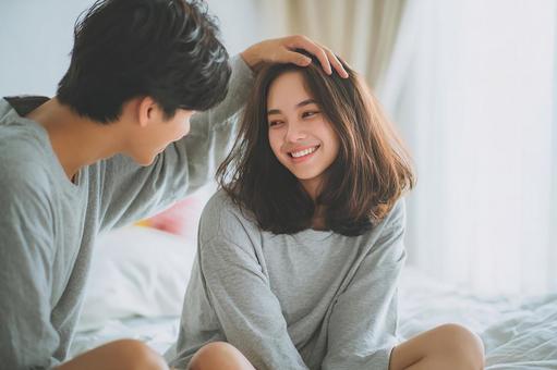 愛おしそうに頭を撫でるの写真