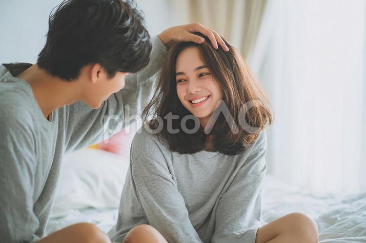 愛おしそうに頭を撫でる カップル,恋人,男女の写真素材