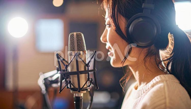レコーディングスタジオでマイクに向う女性 声優,レコーディング,レコーディングスタジオの写真素材