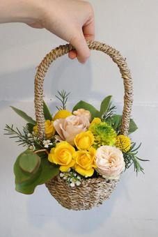 黄色い小さなかわいい花かご フラワーアレンジ,バラ,イエローの写真素材