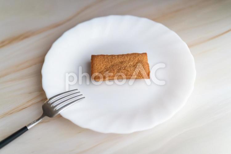 白い皿の上のフィナンシェとフォーク④ スイーツ,デザート,お菓子の写真素材