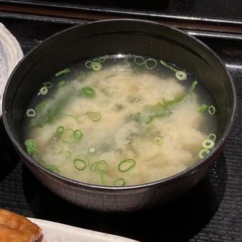定食屋さんの味噌汁 定食屋さんの味噌汁の写真