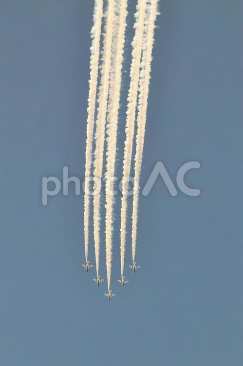 航空自衛隊のブルーインパルスの編隊飛行 ブルーインパルス,tー4,アクロバットの写真素材