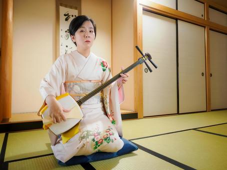 33:和服で三味線を演奏する女性 33:和服で三味線を演奏する女性 三味線,着物,伝統芸能の写真素材