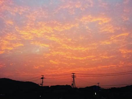 茜色に染まる夕焼け空 茜色に染まる夕焼け空の写真