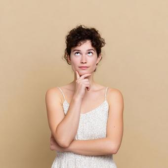 美しい肌と知的な表情:思索にふける女性 美しい肌と知的な表情:思索にふける女性の写真