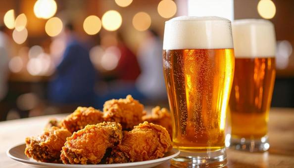 鶏のから揚げと生ビール 鶏のから揚げと生ビールの写真