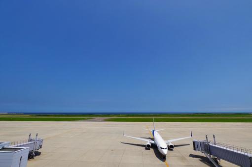 飛行機と青空 飛行機,青空,海の写真素材