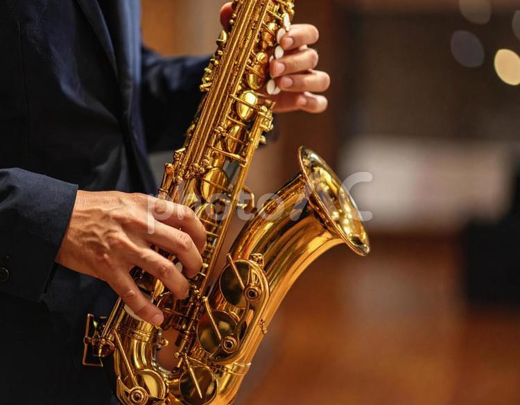 バリトンサックスを演奏する男性 バリトン,サックス奏者,アーティストの写真素材