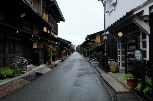 早朝雨で人がいない高山の古い町並み・景観 早朝雨で人がいない高山の古い町並み・景観 高山,古い町並み,雨の写真素材