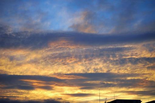 茜色に染まる夕焼け空 茜色に染まる夕焼け空の写真