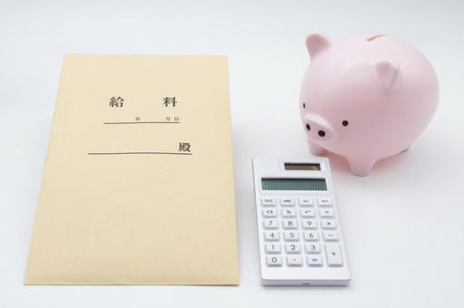 給与と貯蓄のイメージ　電卓と豚の貯金箱 お金,貯金,節約の写真素材