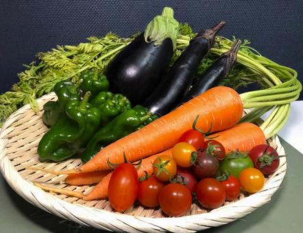 ざるに盛られた様々な夏野菜 ざるに盛られた様々な夏野菜 にんじん,ピーマン,トマトの写真素材