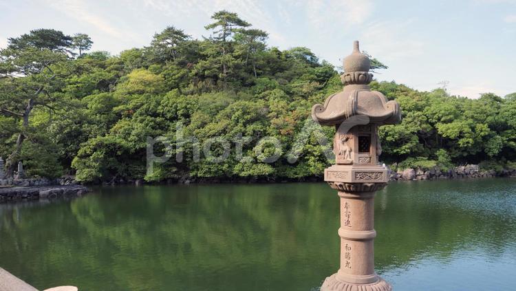 明神池　灯籠 明神池,灯籠,池の写真素材