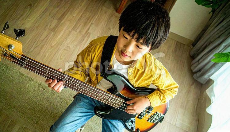 ベースを演奏する若い日本人の男の子 手,音,アジア人の写真素材
