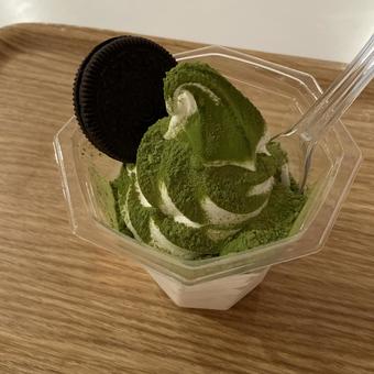 抹茶がけソフトクリーム、クッキーのせて 抹茶がけソフトクリーム、クッキーのせての写真