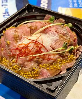 デパ地下のローストビーフ丼 重箱,ランチ,焼き肉の写真素材