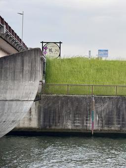 綾瀬川の河川敷 綾瀬川の河川敷の写真