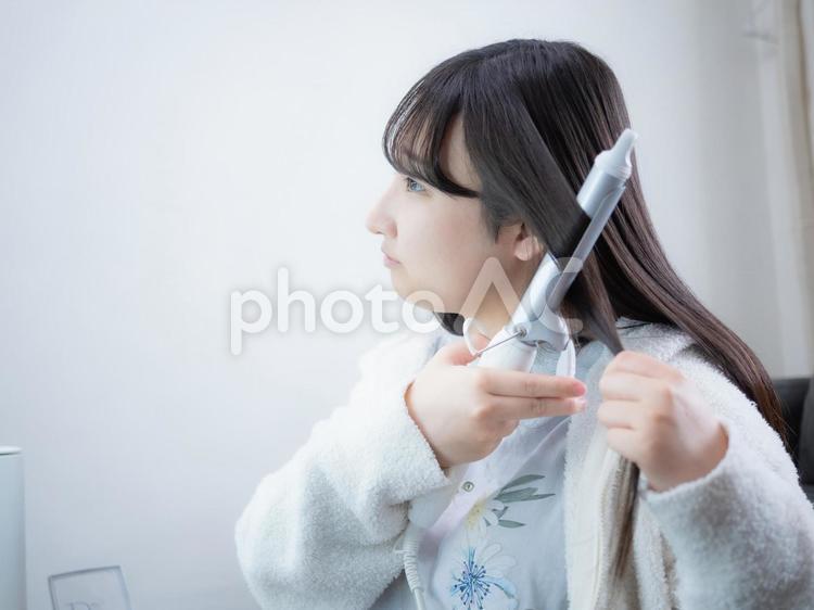 17：ヘアメイクをする女の子 ヘアセット,ヘアスタイリング,髪の写真素材