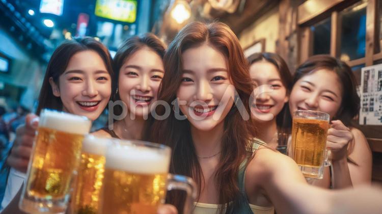 今風女子会で乾杯 女子会,ビール,飲み屋の写真素材