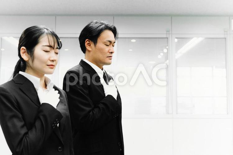 白手袋をつけた男女（鑑定士・運転手） 鑑定士,質屋,学芸員の写真素材