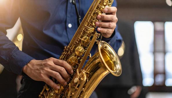 バリトンサックスを演奏する男性 バリトンサックスを演奏する男性の写真