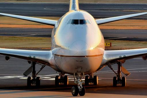 夕刻の到着便 ジェット機,旅客機,747の写真素材