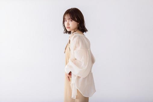 笑顔で可愛いワンピースの女性 笑顔で可愛いワンピースの女性 女性,人物,20代の写真素材