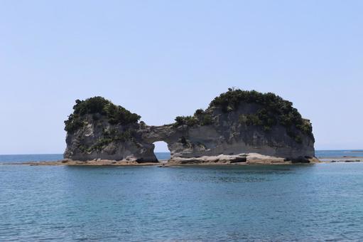 青い海と不思議な形の島と水平線と青空 青い海と不思議な形の島と水平線と青空 青い,海,不思議なの写真素材