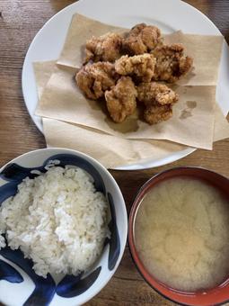 ごはんと味噌汁と唐揚げ 唐揚げ,鶏肉,フライの写真素材