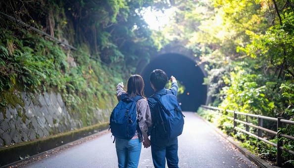 旅行先で記念撮影するカップル 旅行先で記念撮影するカップルの写真