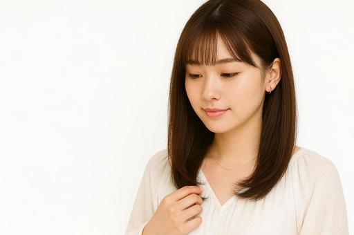 胸に手を当てる女性の写真