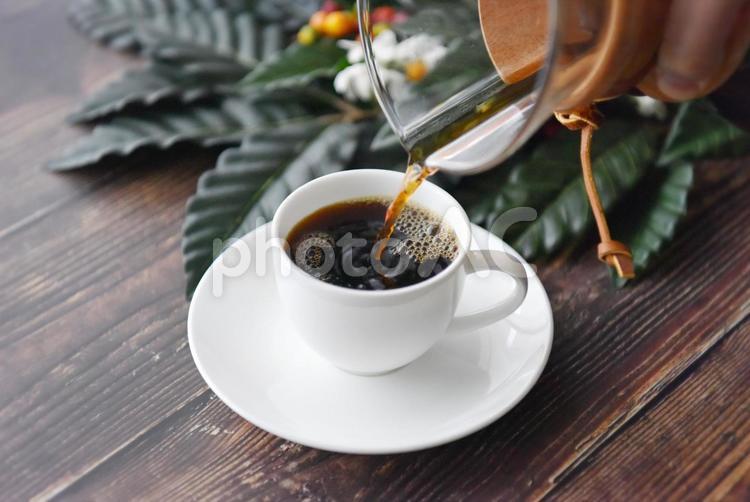 コーヒーをそそぐイメージ コーヒー,コーヒー豆,珈琲豆の写真素材