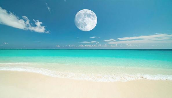 ビーチの青空に浮かぶ透けた白い月 ビーチの青空に浮かぶ透けた白い月の写真