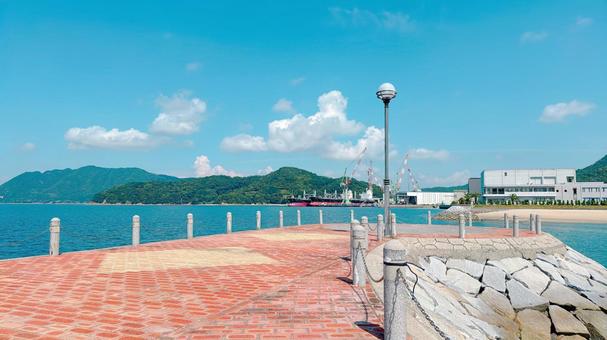 青空と海が広がる港の風景の写真