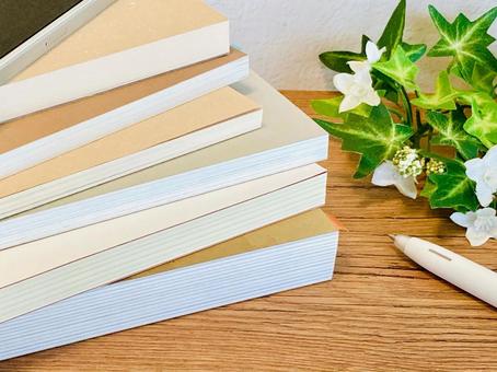 机の上に積まれた本 積読,読書,図書の写真素材