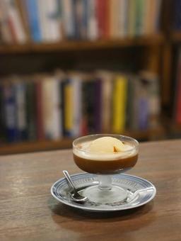 ブックカフェで食べるアフォガード ブックカフェで食べるアフォガード アフォガード,アイス,ブックカフェの写真素材
