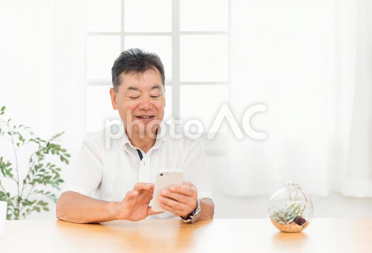 スマホを使う高齢者男性 スマホ,シニア,スマートフォンの写真素材