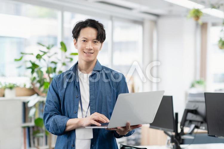 オフィスで仕事する若いビジネスマン ビジネス,若い,ビジネスマンの写真素材