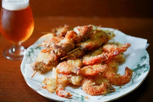 ビールとエビフライ 食事,食卓,晩酌の写真素材