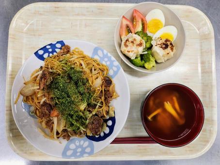 オイスターソース焼きそばの献立 オイスターソース焼きそばの献立 焼きそば,オイスターソース,青のりの写真素材