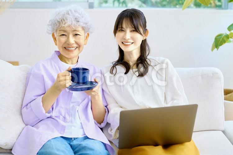 母と娘　団らん　リビング　仲が良い 母,娘,嫁の写真素材