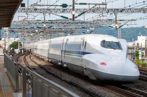 駅を通過する東海道山陽新幹線N700A 駅を通過する東海道山陽新幹線N700A 東海道,山陽,新幹線の写真素材