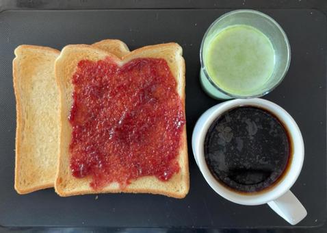 いちごジャムとココナッツトースト等の昼食 いちごジャムとココナッツトースト等の昼食の写真