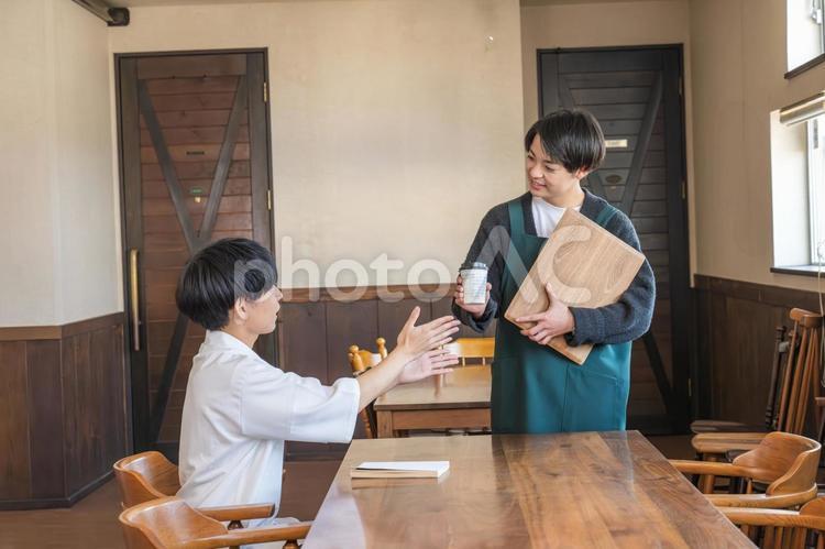 対応するスタッフと顧客 レストラン,カフェ,接客の写真素材