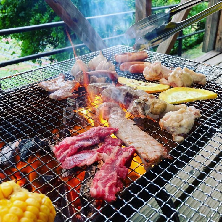 バーベキュー 燃やす,木炭,バーベキューの写真素材
