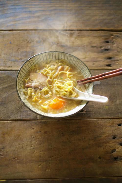おうちで豚骨ラーメンを食べる ラーメン,豚骨ラーメン,麺の写真素材