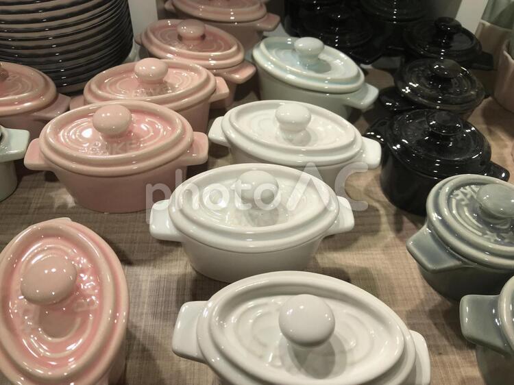 陳列されたシンプルなデザインのココット器 食器,ココット,湯飲みの写真素材