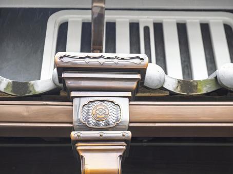 雅の雨樋、古都の輝き 和風建築,銅製雨樋,家紋の写真素材